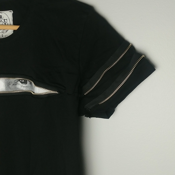WILL IT ONE OF A KIND BLACK TWO EYES ARE WATCHING T-SHIRT FROM INSIDE A ZIPPER - Picture 2 of 7